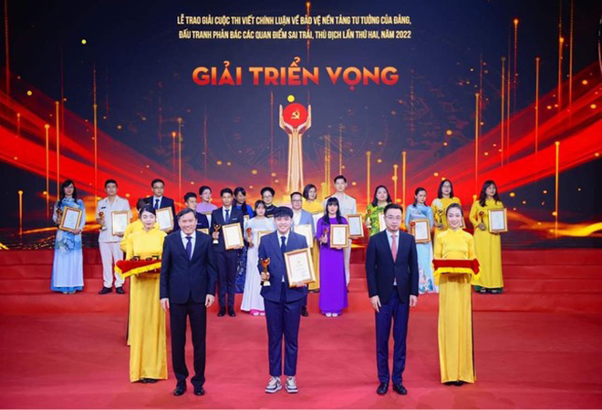 Nguyễn Bá Khải nhận giải Triển vọng cuộc thi viết chính luận về bảo vệ nền tảng tư tưởng của Đảng, đấu tranh phản bác các quan điểm sai trái, thù địch lần thứ hai, năm 2022.