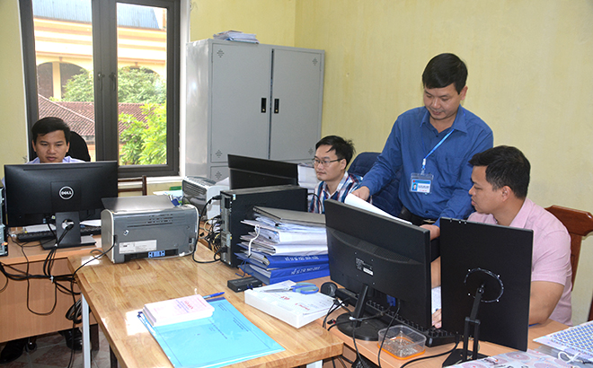 Lãnh đạo Thanh tra huyện Trấn Yên trao đổi nghiệp vụ chuyên môn với cán bộ trong đơn vị.