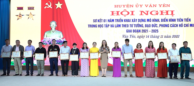Xã Đông Cuông có 1 tập thể, 1 cá nhân được biểu dương, khen thưởng tại Hội nghị sơ kết 1 năm triển khai xây dựng mô hình, điển hình tiên tiến trong học tập và làm theo tư tưởng, đạo đức, phong cách Hồ Chí Minh giai đoạn 2021 - 2025 của Huyện ủy Văn Yên.