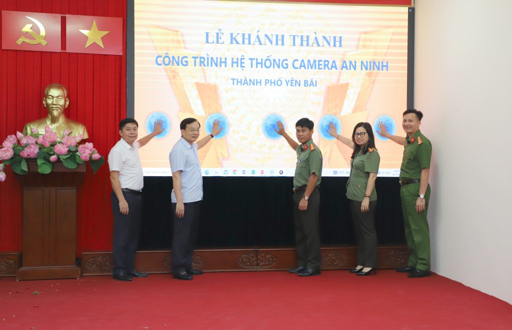 Lãnh đạo Công an tỉnh, lãnh đạo thành phố Yên Bái bấm nút khánh thành Hệ thống camera an ninh thành phố Yên Bái.