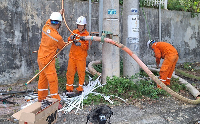 Công nhân Điện lực thành phố Yên Bái thực hiện sửa chữa và làm đầu cáp cao thế tại trạm biến áp cấp điện cho khách hàng trên địa bàn.