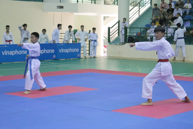 Các VĐV thi đấu môn võ Karate.