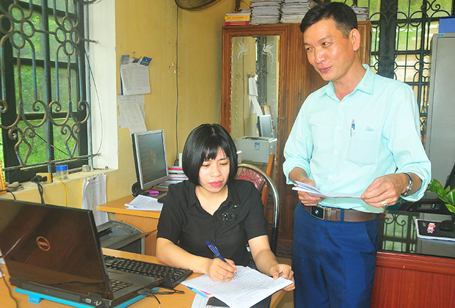 Lãnh đạo xã Phú Thịnh trao đổi về công tác cải cách thủ tục hành chính.