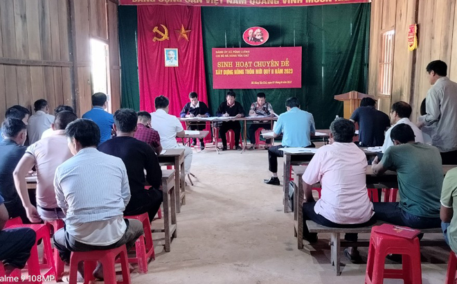 Lãnh đạo Huyện ủy Mù Cang Chải và xã Púng Luông dự sinh hoạt chi bộ tại Chi bộ bản Nả Háng Tủa Chử.
