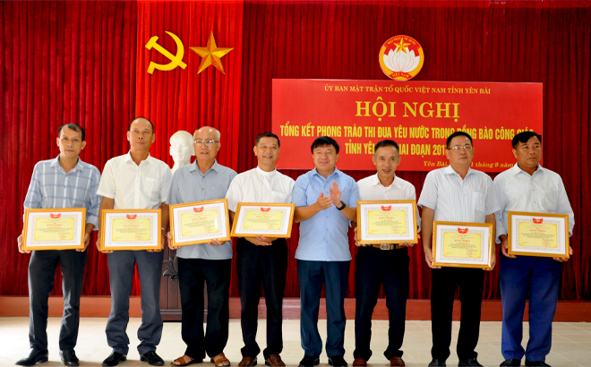 Chủ tịch Ủy ban MTTQ Việt Nam tỉnh Yên Bái Giàng A Tông trao Bằng khen cho các cá nhân có thành tích xuất sắc trong phong trào thi đua yêu nước trong đồng bào Công giáo giai đoạn 2017 - 2022. Ảnh: T.L