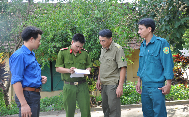 Công an xã Mai Sơn trao đổi công tác đấu tranh phòng, chống ma túy.