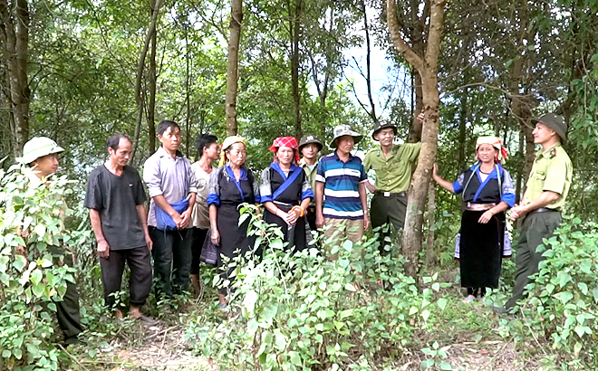 Cán bộ kiểm lâm huyện Mù Cang Chải tuyên truyền, vận động người dân nâng cao ý thức bảo vệ rừng và PCCCR.