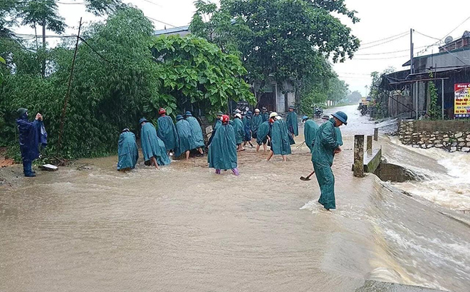 Quỹ phòng, chống thiên tai được sử dụng để hỗ trợ hoạt động phòng, chống thiên tai và ưu tiên hỗ trợ cho các hoạt động cụ thể như: cứu trợ khẩn cấp; hỗ trợ tu sửa nhà ở, cơ sở y tế, trường học… Trong ảnh: Vào mùa mưa bão, khu vực ngập tràn Cốc Kè ở thôn 7, xã Mường Lai, huyện Lục Yên bị ngập gây khó khăn cho việc đi lại của người dân.