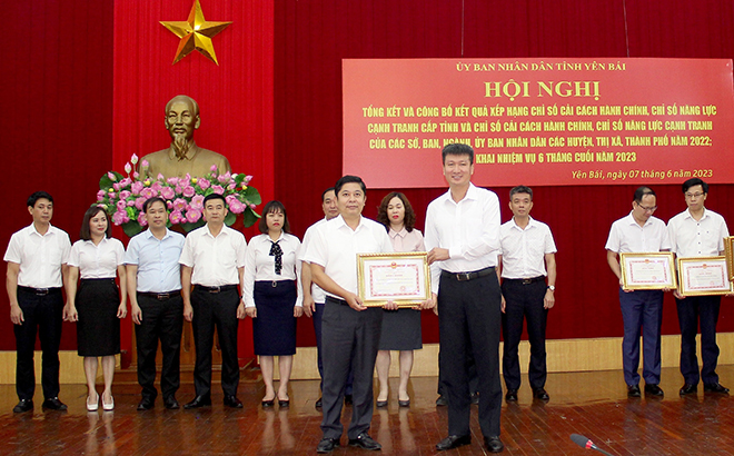 Chủ tịch UBND tỉnh Trần Huy Tuấn tặng bằng khen cho thành phố Yên Bái vì có thành tích xuất sắc trong công tác cải cách hành chính nhà nước năm 2022.