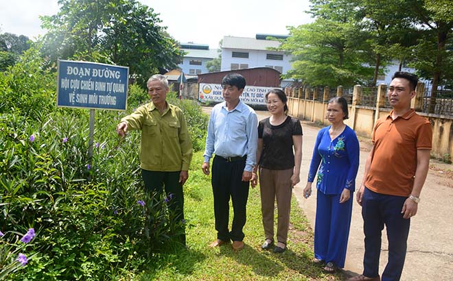 Lãnh đạo Đảng ủy xã Minh Quán và Chi bộ thôn 8 kiểm tra việc duy trì các tiêu chí xã nông thôn mới kiểu mẫu về cảnh quan môi trường.