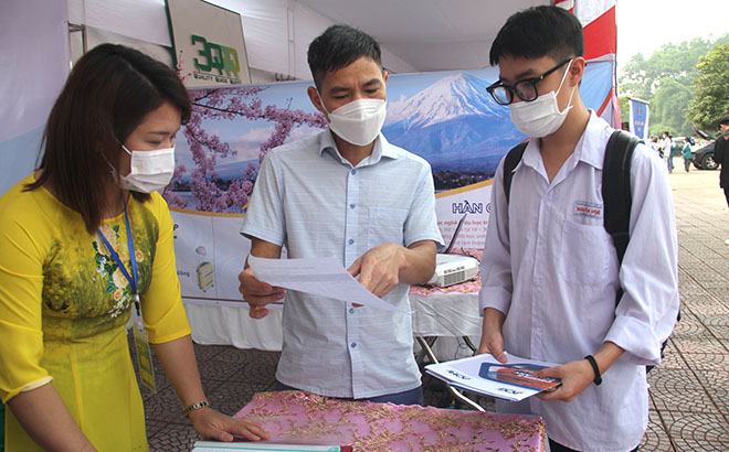 Cán bộ Trung tâm Xuất khẩu lao động - du học Nhật Bản, Hàn Quốc HaNa Yên Bái Group thông tin về thị trường lao động ngoài nước cho người dân.