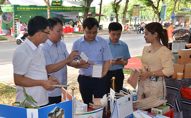 Các đại biểu tham quan gian hàng trưng bày các sản phẩm đặc trưng của tỉnh Yên Bái tại phố đi bộ Trần Nhân Tông, Hà Nội.