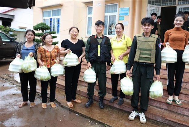Hội viên, phụ nữ xã Ea Ktur nấu cơm hỗ trợ cán bộ, chiến sỹ đang làm nhiệm vụ tại xã Ea Ktur, huyện Cư Kuin, tỉnh Đắk Lắk. (Ảnh: TTXVN)