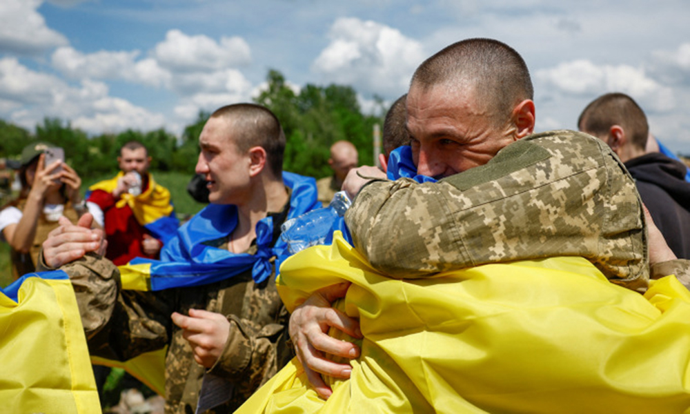 Tù binh Ukraine được Moskva bàn giao cho Kiev hôm 31/5.