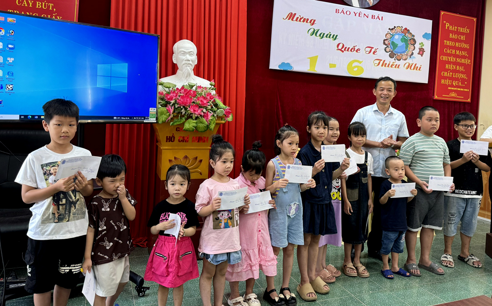 Đồng chí Hà Ngọc Văn - Bí thư Đảng ủy, Tổng biên tập Báo Yên Bái tặng quà cho các cháu thiếu niên, nhi đồng.