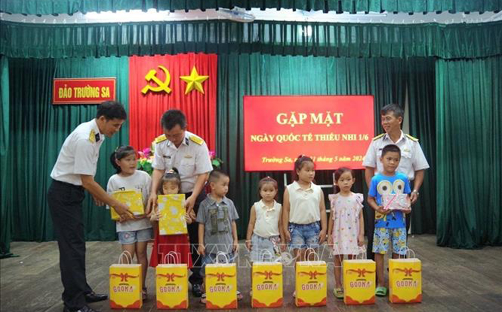 Đại diện cán bộ Lữ đoàn 146 trao quà cho các cháu thiếu nhi ở xã đảo Trường Sa, tỉnh Khánh Hòa.