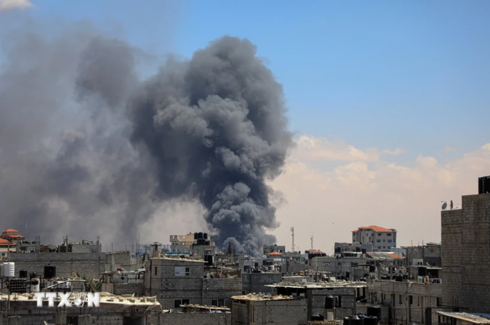 Khói bốc lên sau vụ oanh kích của Israel xuống thành phố Rafah, Dải Gaza.
