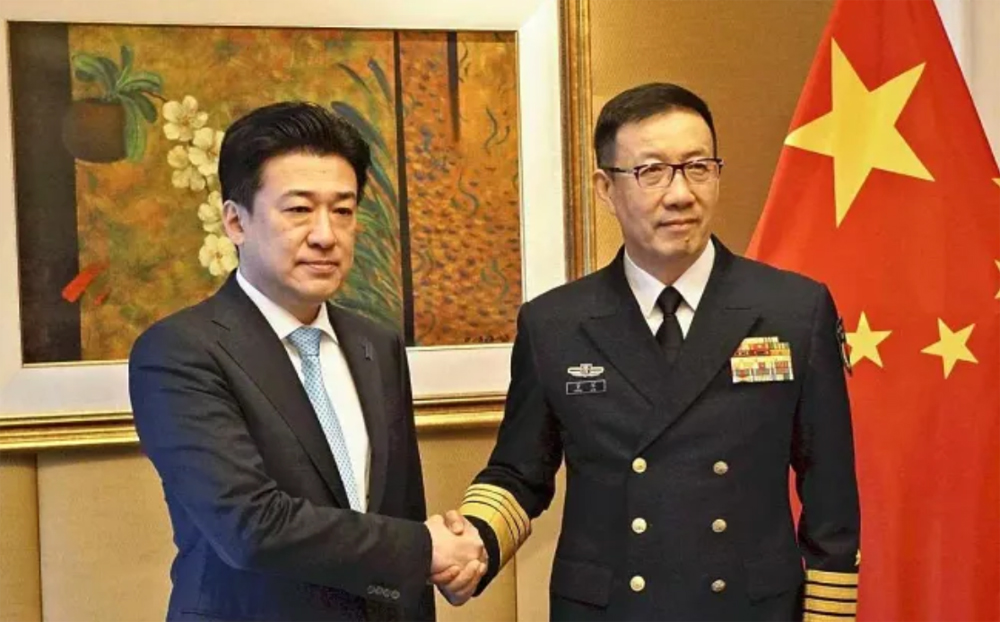 Bộ trưởng Quốc phòng Nhật Bản Minoru Kihara (trái) và người đồng cấp Trung Quốc Đổng Quân