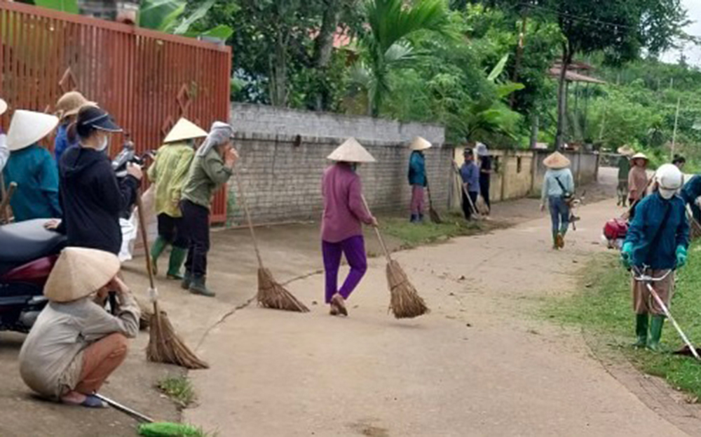 Hội viên Hội LHPN xã Tân Thịnh, thành phố Yên Bái vệ sinh đường nông thôn.