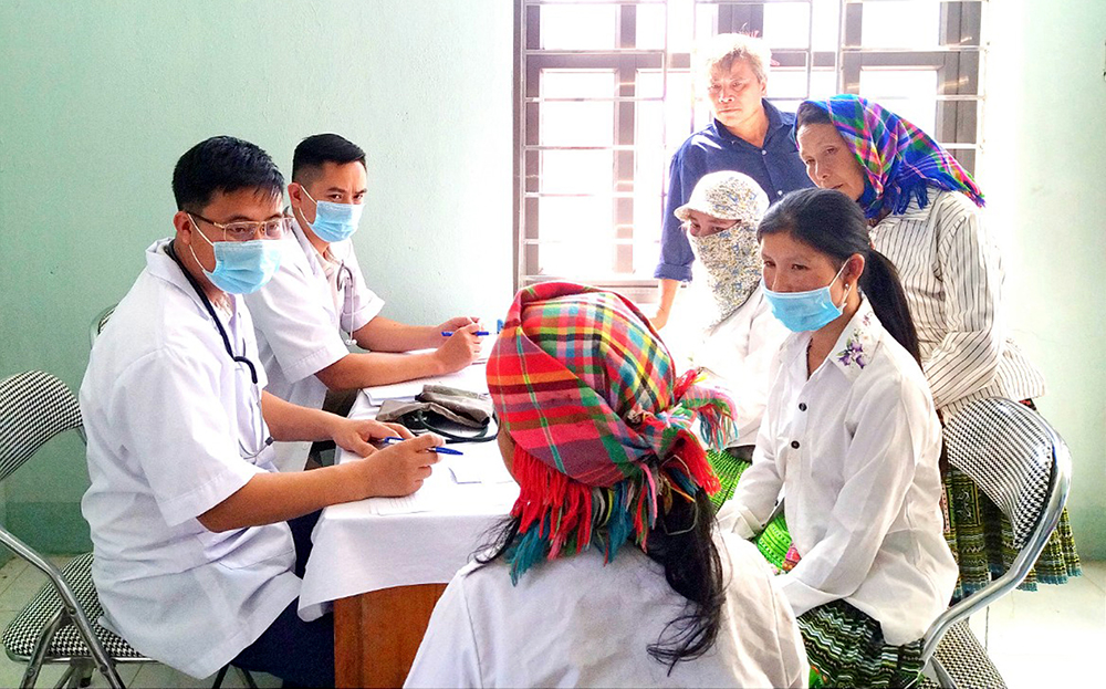 Cán bộ y tế xã Làng Nhì, huyện Trạm Tấu thăm khám, tư vấn sức khỏe cho người dân.