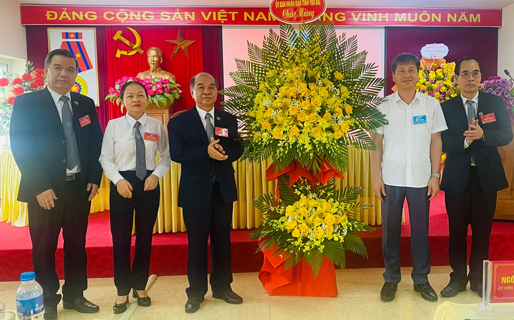 Đồng chí Ngô Hạnh Phúc - Ủy viên Ban Thường vụ Tỉnh ủy, Phó Chủ tịch UBND tỉnh tặng hoa chúc mừng Đại hội.