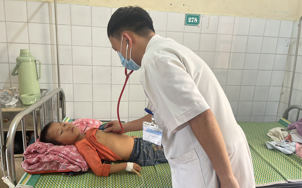 Bệnh nhi mắc viêm gan A đang điều trị tại Bệnh viện Đa khoa huyện Bắc Hà.