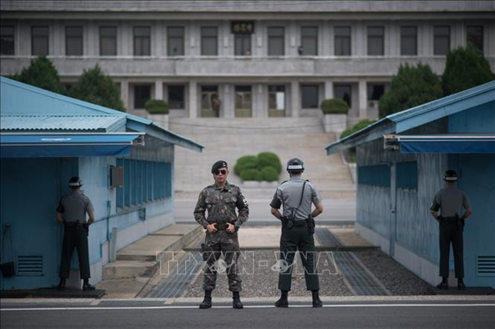 Binh sĩ Hàn Quốc gác tại Khu vực an ninh chung (JSA) thuộc Khu phi quân sự liên Triều, gần Kaesong. Ảnh tư liệu