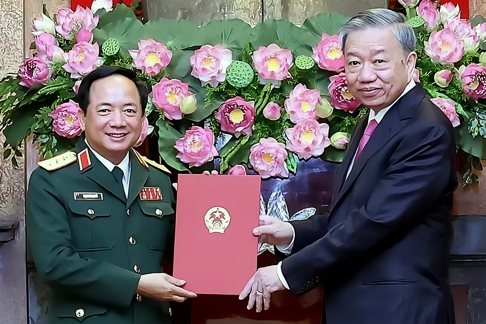 Chủ tịch nước trao Quyết định bổ nhiệm chức vụ Chủ nhiệm Tổng cục Chính trị QĐND cho Thượng tướng Trịnh Văn Quyết.
