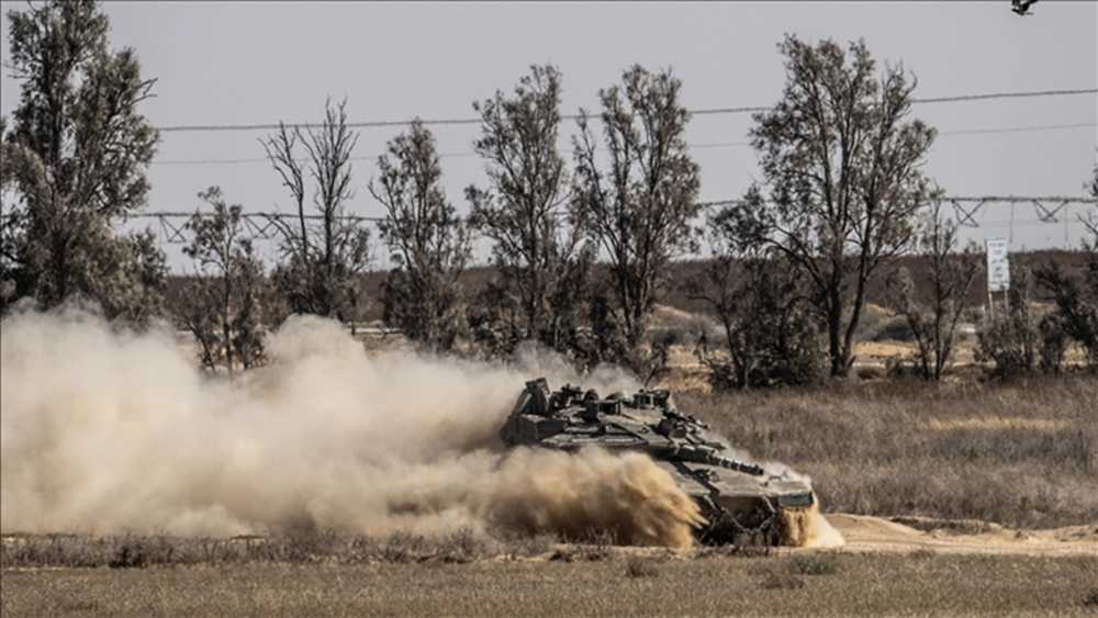 Xe tăng, xe bọc thép chở quân, xe tải và xe jeep quân sự của quân đội Israel di chuyển trên đường biên giới gần thành phố Rafah, Gaza ngày 29/5/2024.