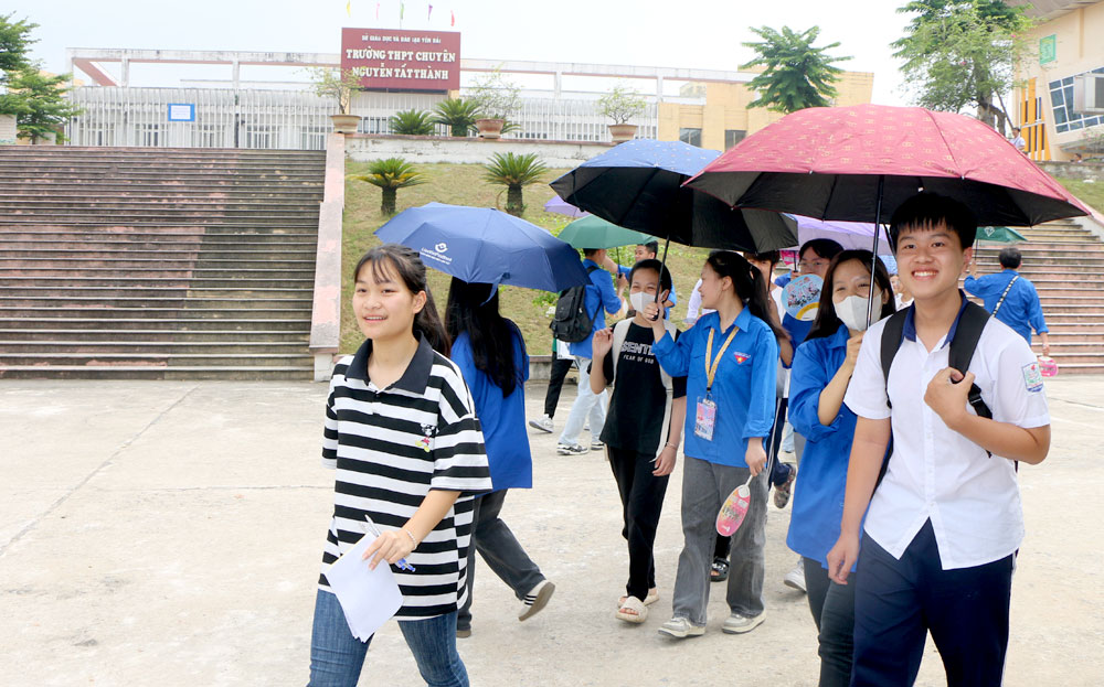 Tại buổi thi đầu tiên vào lớp 10 Trường THPT Chuyên Nguyễn Tất Thành, có 10 thí sinh vắng mặt.