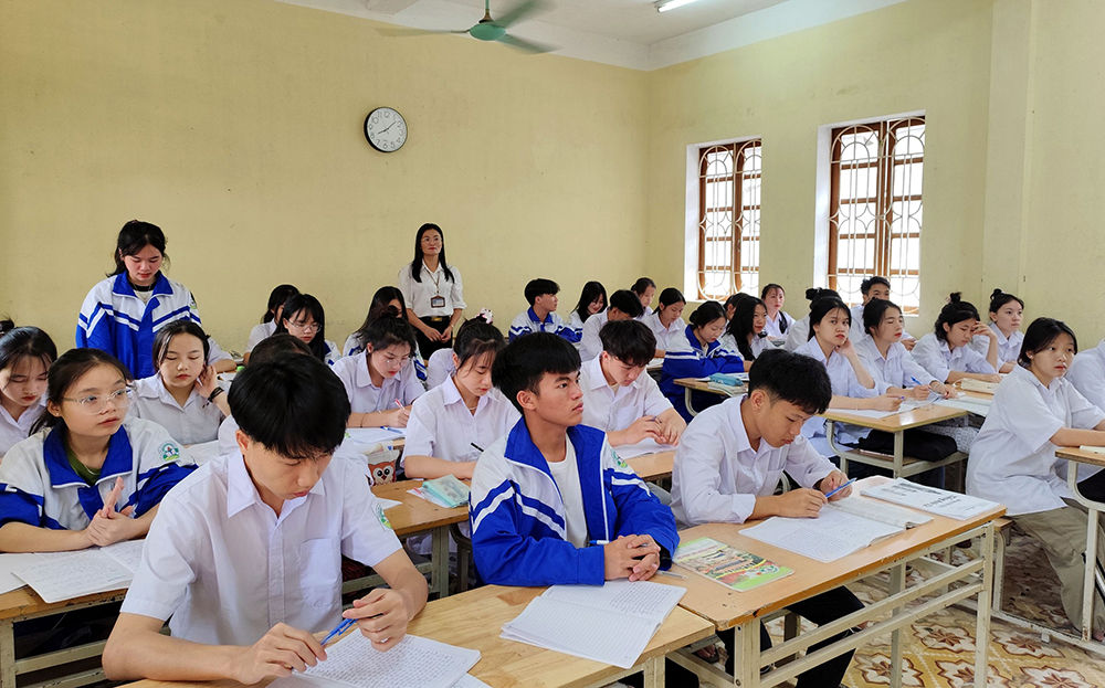 Buổi ôn tập môn Ngữ văn của học sinh Lớp 12B, Trường Phổ thông Dân tộc nội trú THPT Miền Tây, thị xã Nghĩa Lộ.