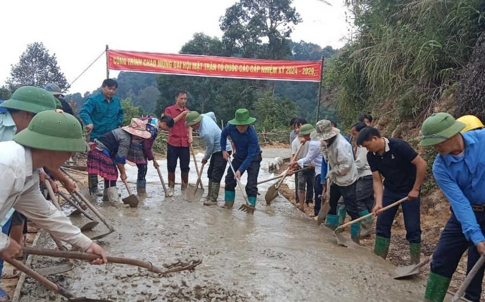 Cán bộ, đảng viên cùng nhân dân huyện Mù Cang Chải tham gia bê tông hóa đường giao thông.