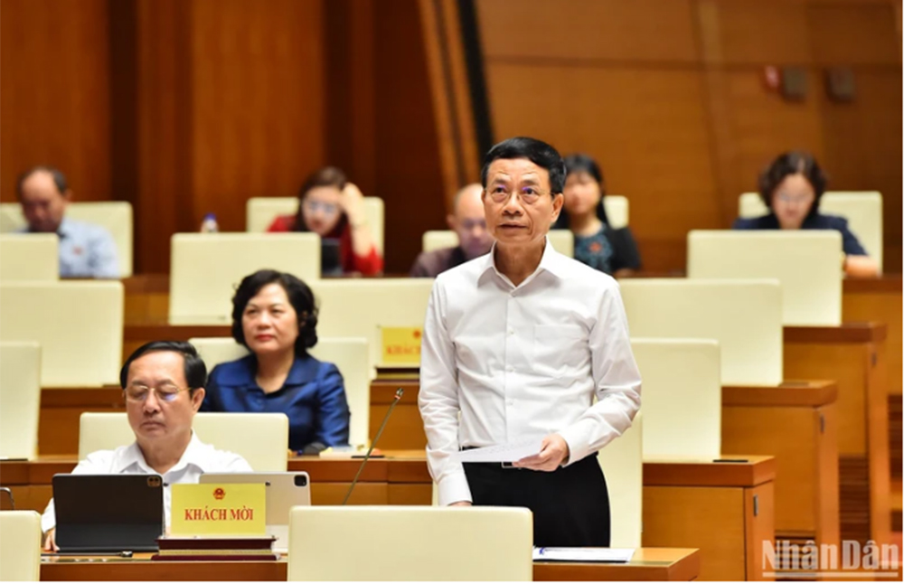 Tại phiên họp, Bộ trưởng Thông tin và Truyền thông Nguyễn Mạnh Hùng đã giải trình, làm rõ một số nội dung về sử dụng công nghệ để giải quyết mặt trái của thương mại điện tử và bảo vệ dữ liệu cá nhân.