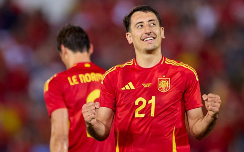 Oyarzabal (phải) mừng bàn trong trận giao hữu Tây Ban Nha 5-0 Andorra tối 5/6 tại sân nhà Nuevo Vivero.
