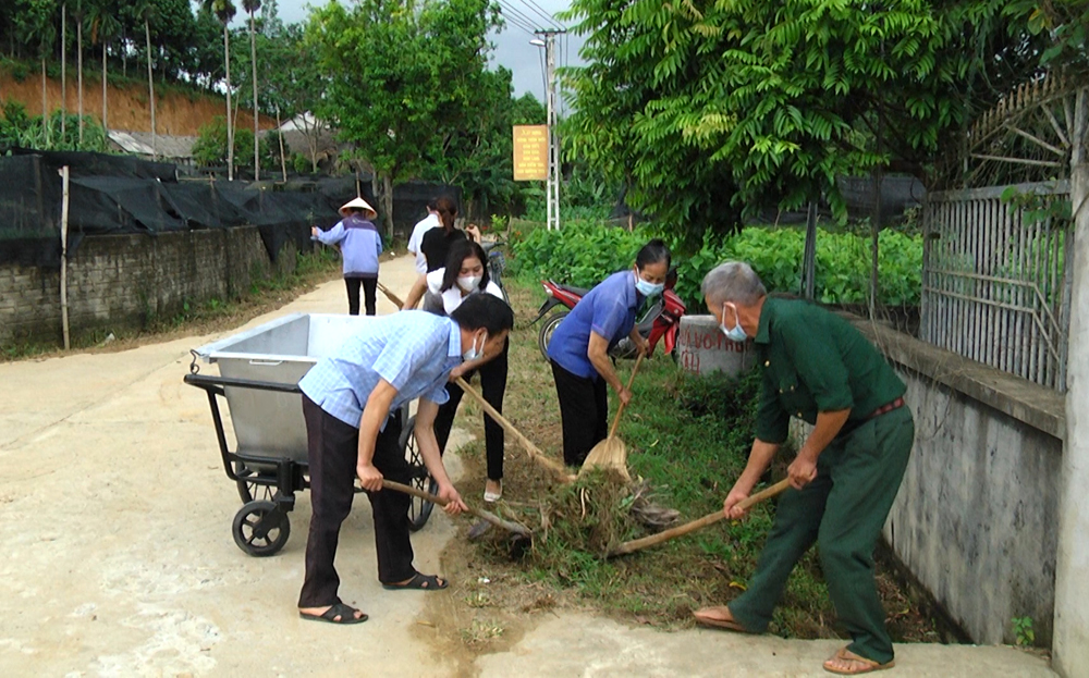 Hội viên nông dân các xã trên địa bàn huyện Trấn Yên tích cực tham gia vệ sinh đường làng, ngõ xóm bảo vệ môi trường nông thôn xanh, sạch, đẹp