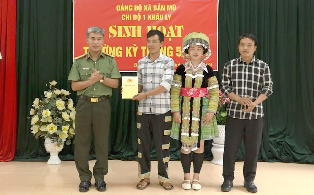 Đại tá Lê Việt Thắng - Giám đốc Công an tỉnh chúc mừng những thành tích Chi bộ 1 Khấu Ly đạt được trong thời gian qua.