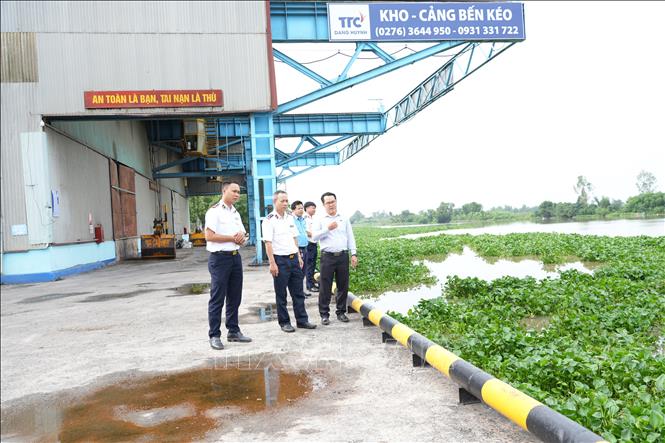 Kiểm tra công tác đảm bảo an toàn giao thông trên bến thủy nội địa Kho - Cảng Bến Kéo, thuộc địa phận xã Long Thành Nam, thị xã Hòa Thành, tỉnh Tây Ninh. Ảnh minh họa