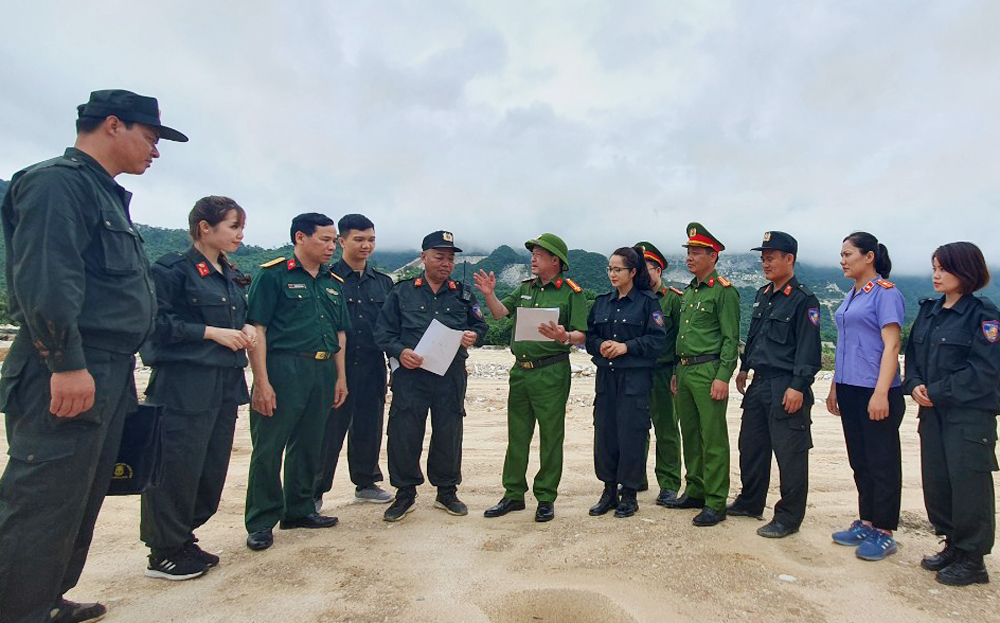 Các đồng chí trong Ban Chỉ huy diễn tập khu vực phòng thủ huyện Lục Yên năm 2024 kiểm tra, nắm bắt tiến độ công việc đối với lực lượng diễn tập thực binh Phương án A2 .
