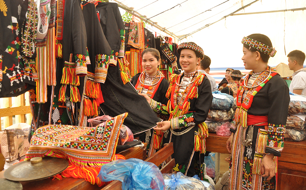 Chính sách hỗ trợ du lịch ở vùng đồng bào dân tộc thiểu số giúp hồi sinh nghề dệt thổ cẩm ở xã Tân Phượng, huyện Lục Yên.