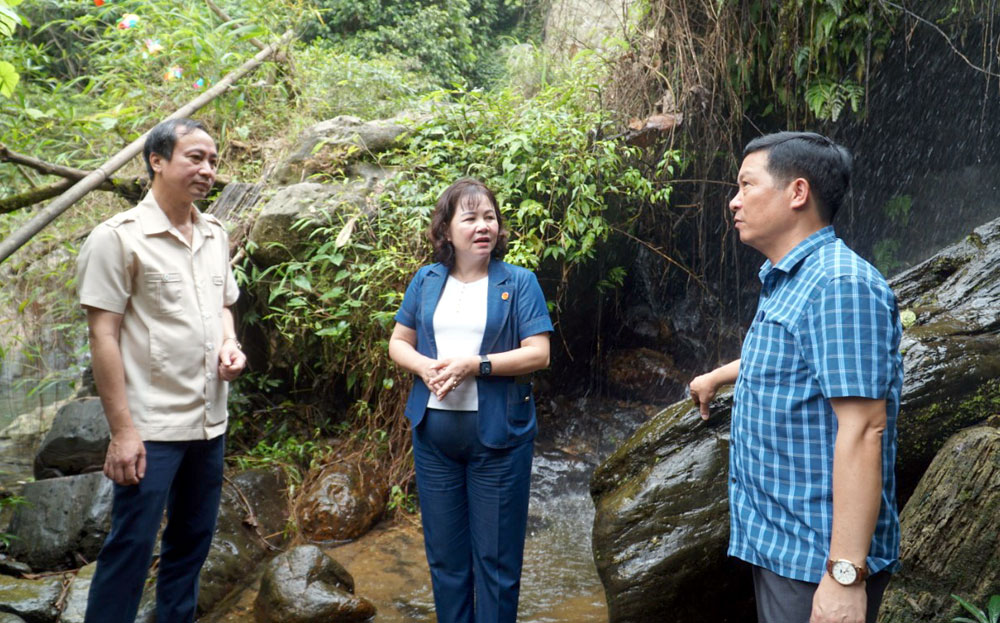 Đồng chí Hoàng Thị Thanh Bình - Phó Chủ tịch HĐND tỉnh khảo sát thực tế tiềm năng phát triển du lịch tại thác Pá Rịa, thôn Đồng Ruộng, xã Kiên Thành.
