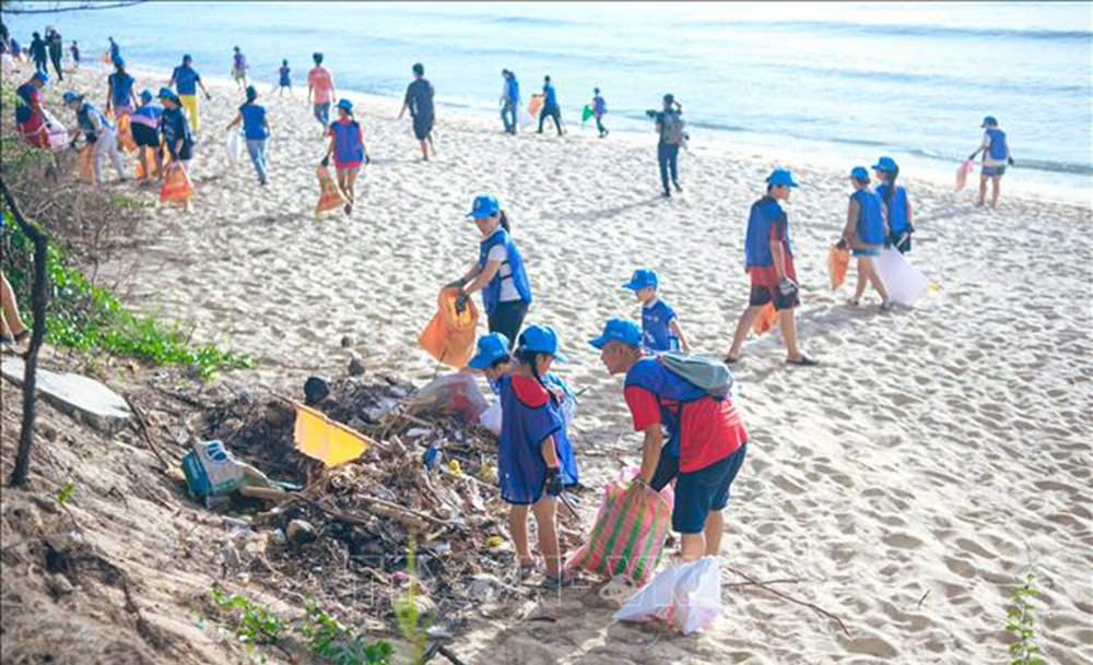 Ngày 2/6/2024, trên 500 người đã tham gia nhặt và phân loại rác trong sự kiện “Green Day in Binh Dinh 2024” tại Trung tâm Quốc tế Khoa học và Giáo dục liên ngành (ICISE), thành phố Quy Nhơn, tỉnh Bình Định.