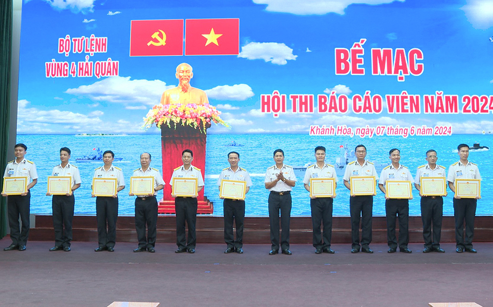 Ban tổ chức trao giải cho các báo cáo viên.