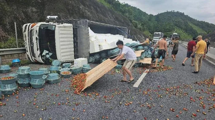 Xe tải chở hoa quả bị lật trên cao tốc Nội Bài - Lào Cai