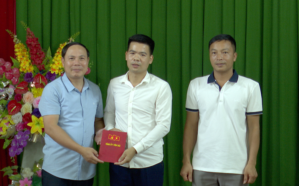 Chánh Văn phòng Tỉnh ủy  Trần Ngọc Luận chúc mừng Chi bộ Tiến Minh, xã Tân Nguyên.