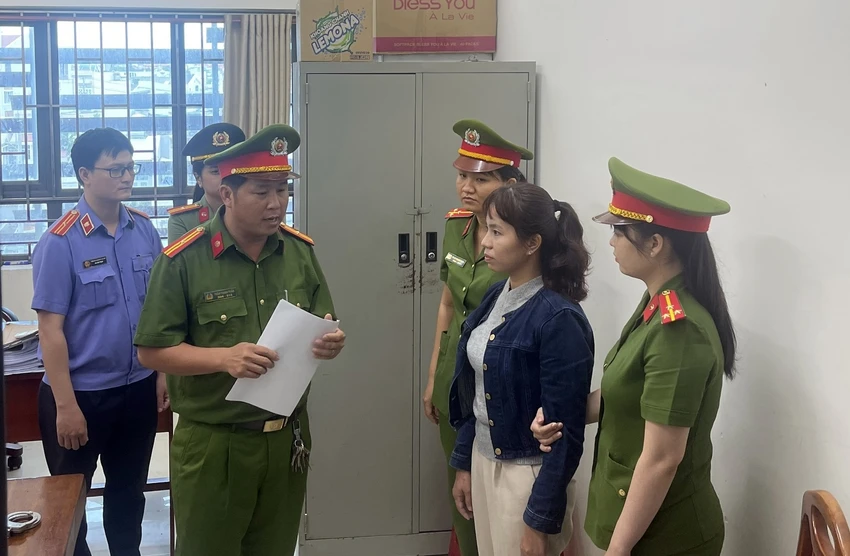Công an đọc lệnh bắt tạm giam Nguyễn Thị Ngọc Lan, một trong những bị can trong vụ giữ người, bạo hành do cuồng tín tà giáo. 
