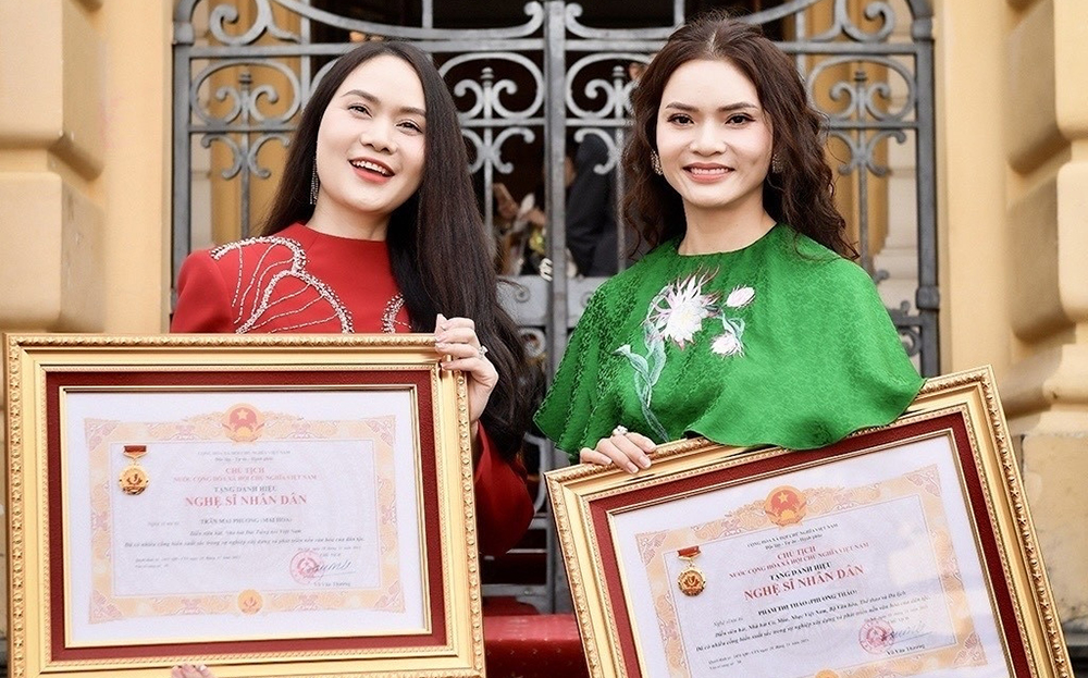 NSND Phương Thảo, NSND Mai Hoa tự hào nhận danh hiệu cao quý.