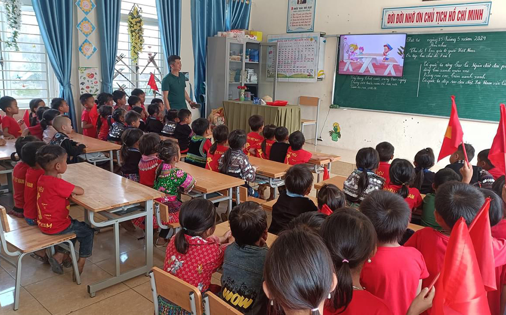 Các bé 5 tuổi bản Thào Xa Chải, Trường Mầm non Hoa Hồng tham quan, trải nghiệm tại Trường Phổ thông Dân tộc Bán trú Tiểu học Tà Ghênh, huyện Mù Cang Chải.