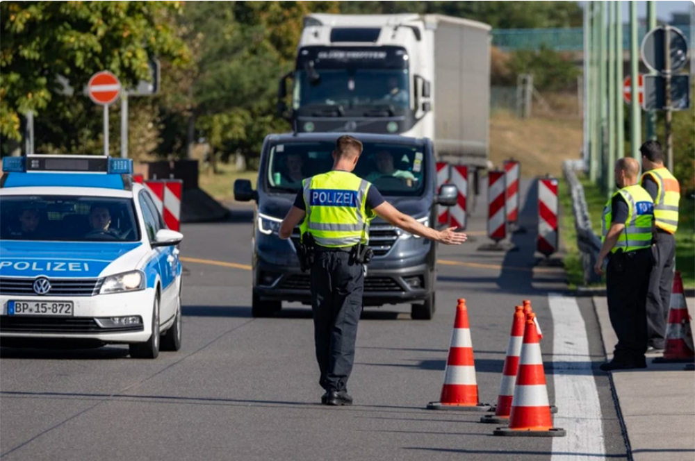 Cảnh sát Đức kiểm tra các phương tiện tại khu vực Frankfurt Oder, biên giới với Ba Lan, hồi tháng Chín năm ngoái.