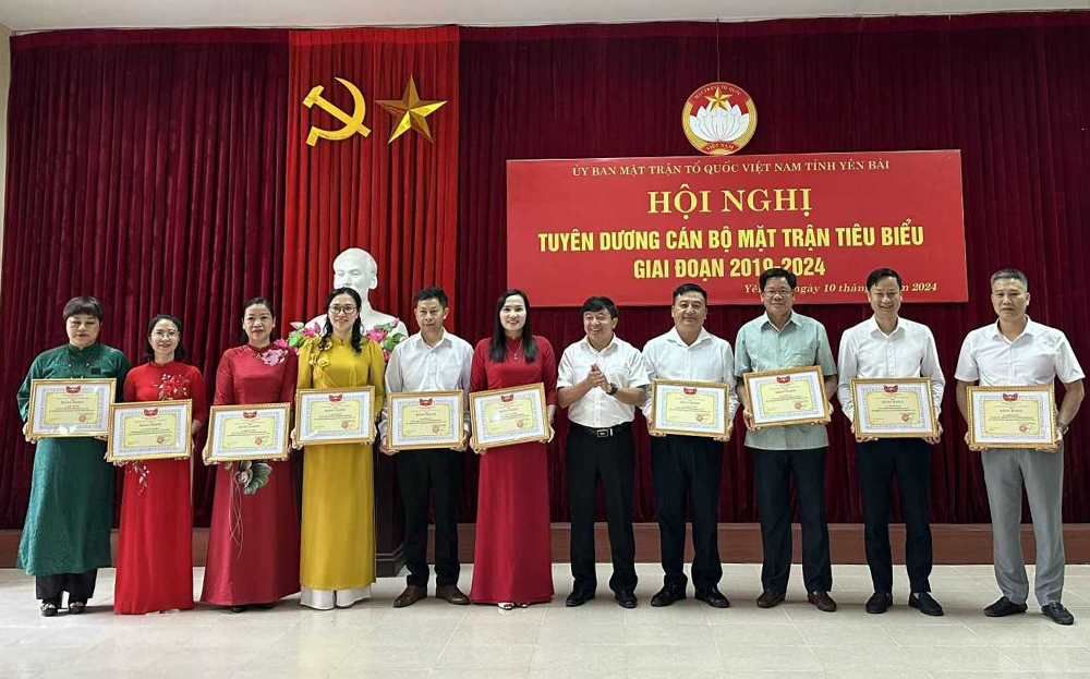 Đồng chí Giàng A Tông - Chủ tịch Ủy ban MTTQ tỉnh trao tặng bằng khen cho các cá nhân là cán bộ chuyên trách Ủy ban MTTQ cấp tỉnh, cấp huyện có thành tích xuất sắc trong công tác mặt trận, giai đoạn 2019 - 2024.