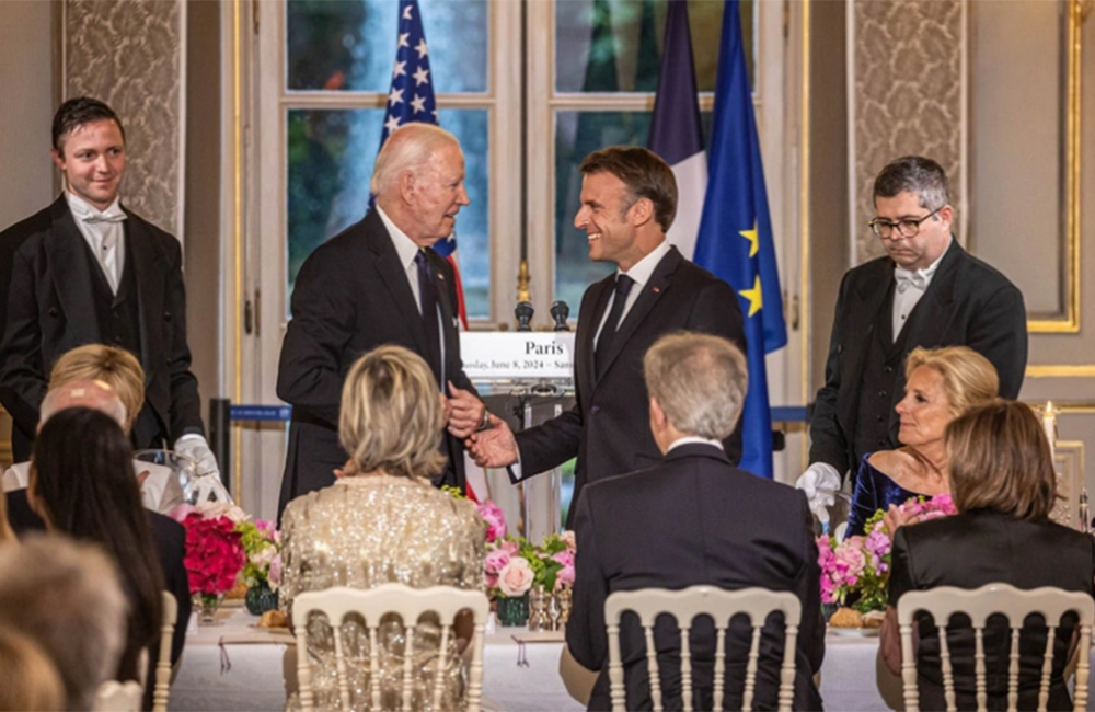 Tổng thống Pháp Emmanuel Macron và Tổng thống Mỹ Joe Biden trong bữa tiệc chiêu đãi tại Điện Elysee ở Paris, khi ông Biden thăm Pháp hôm 8-6